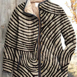 Steppjacke mit Wirbelstreifen, Reißverschluss vorn, Stehkragen, Knöpfe