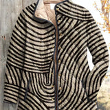 Steppjacke mit Wirbelstreifen, Reißverschluss vorn, Stehkragen, Knöpfe