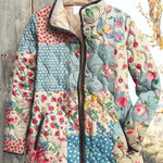 Steppjacke im Blüten-Patchwork mit Reißverschluss, mehrfarbig gemustert, auf Kleiderbügel