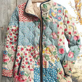 Steppjacke im Blüten-Patchwork mit Reißverschluss, mehrfarbig gemustert, auf Kleiderbügel