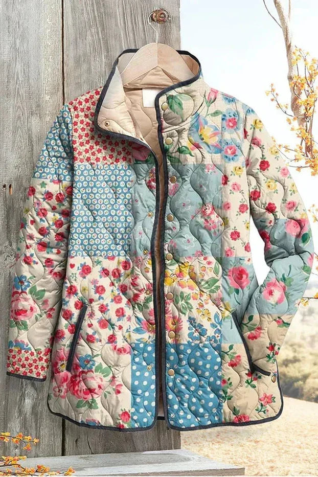 Steppjacke im Blüten-Patchwork mit Reißverschluss, mehrfarbig gemustert, auf Kleiderbügel