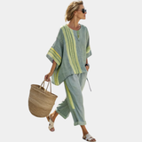 Tess | Elegante Haut in Lavendel und gestreifte Hose in Senfgelb
