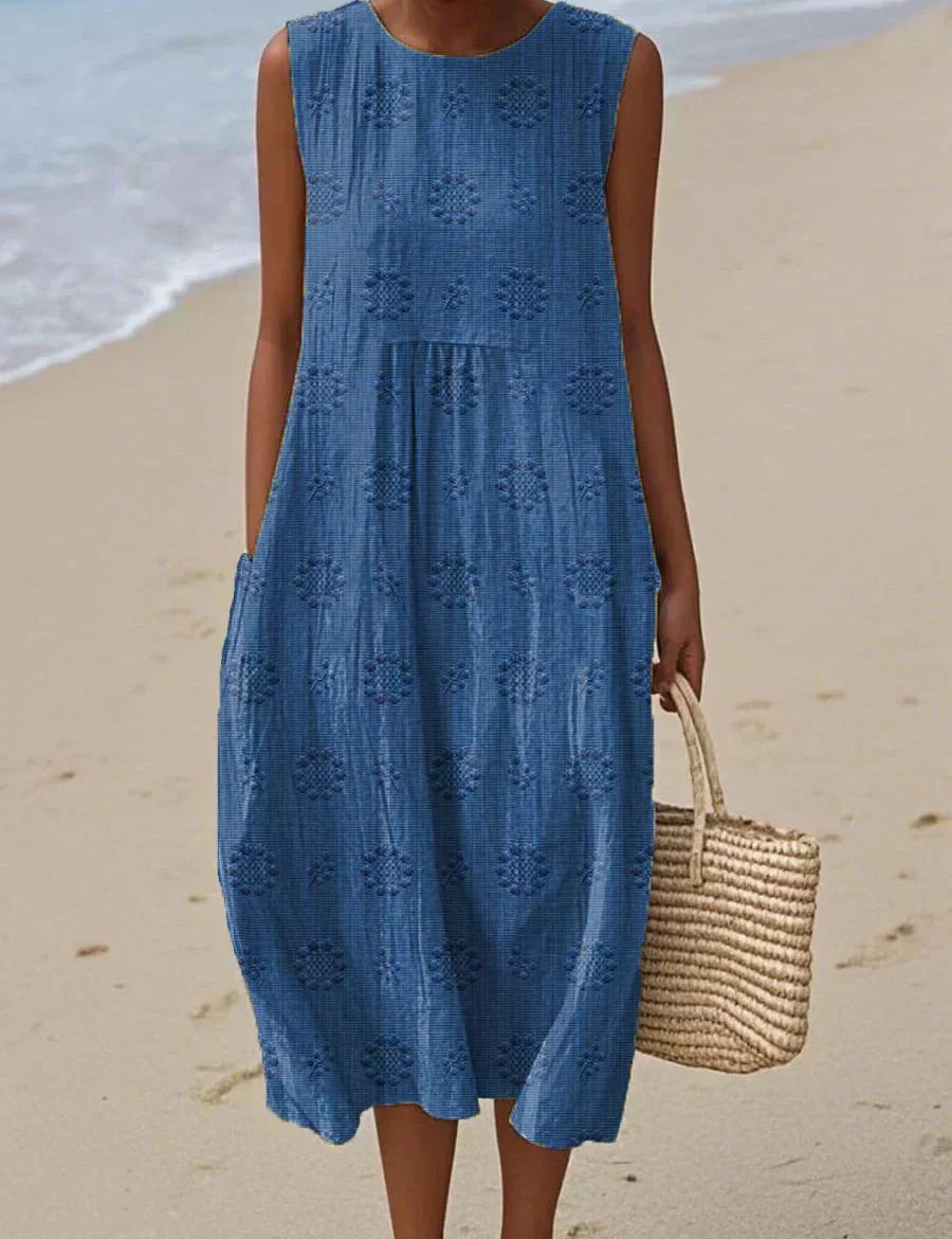 Blaues ärmelloses Strandkleid mit gemusterten Stickereien und Rüschenbund