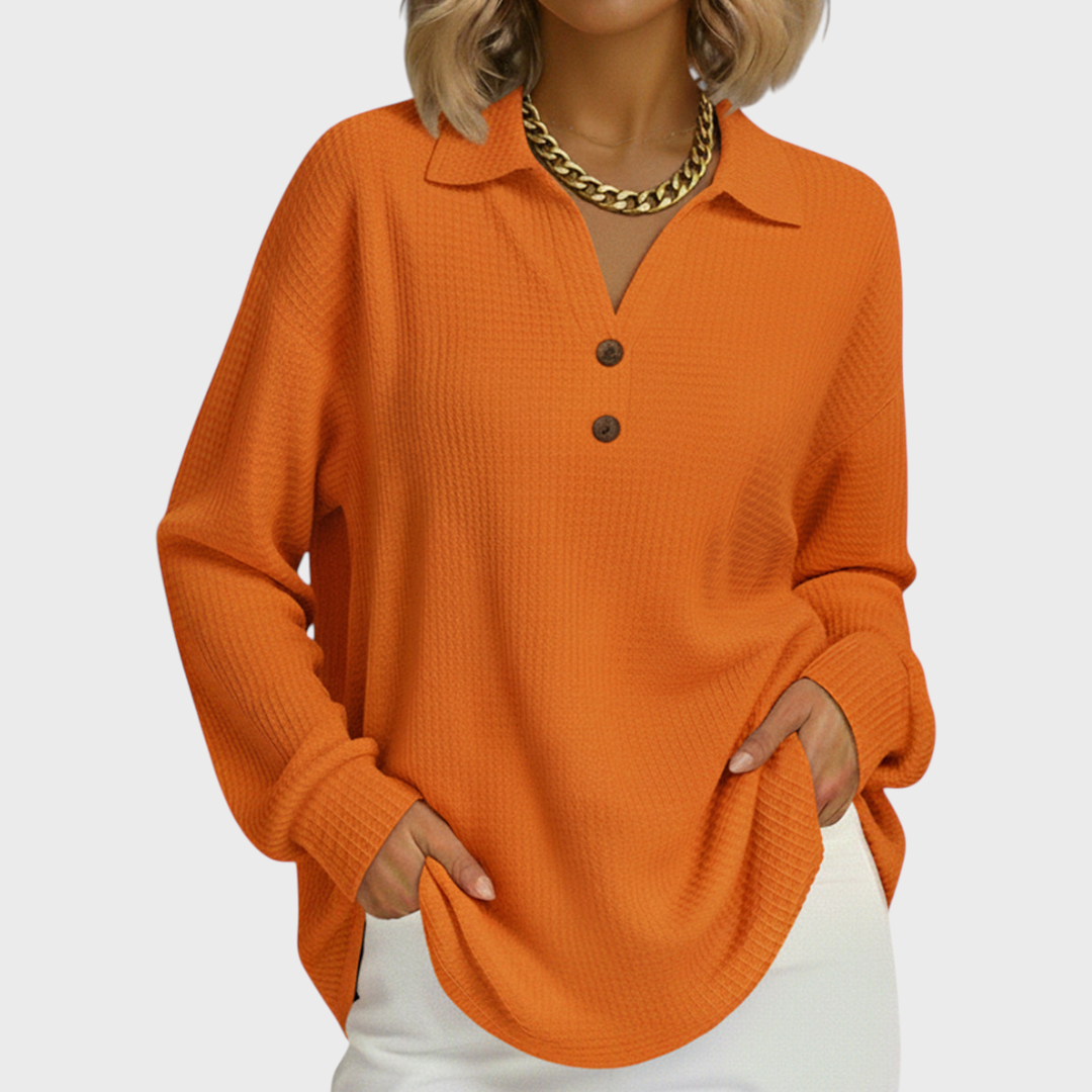 Orangefarbener Pullover mit Kragen, Knopfleiste und langen Ärmeln.