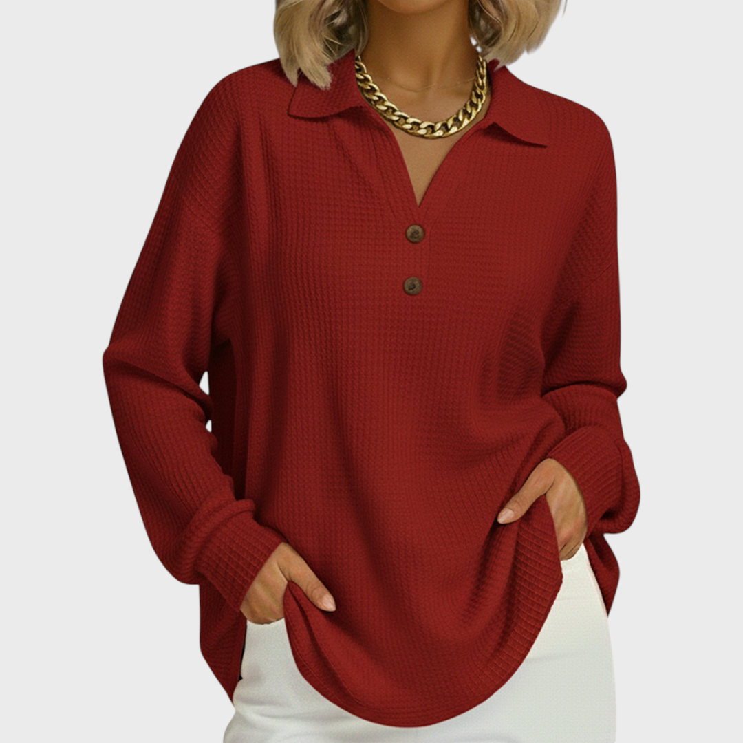 Rotbrauner Pullover mit Kragen, Knopfleiste und langen Ärmeln.