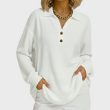 Weißer Pullover mit Kragen, Knopfleiste und langen Ärmeln.