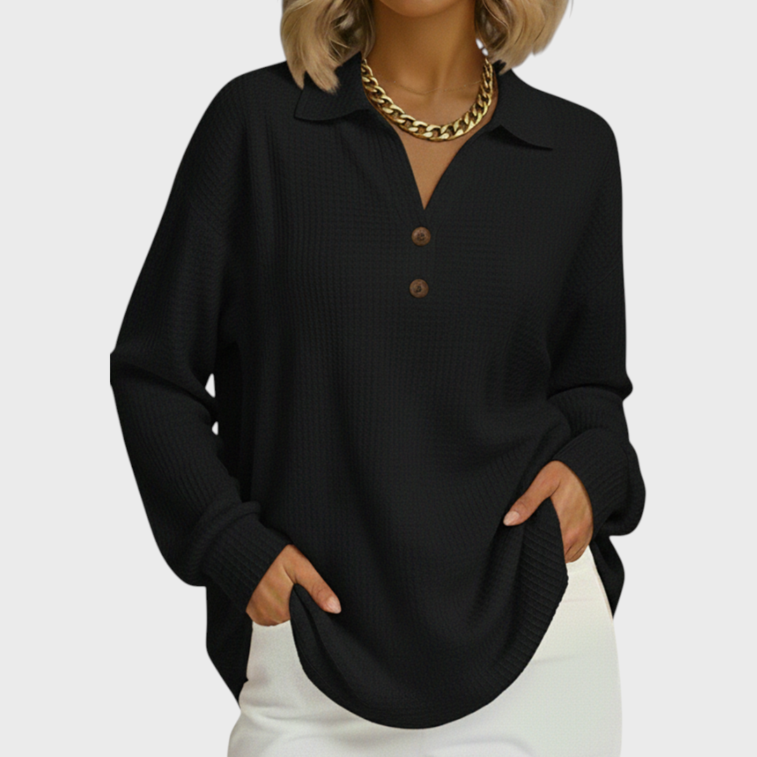 Schwarzer Pullover mit Kragen, Knopfleiste und langen Ärmeln.