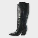 Schuhe mit Krokodilmuster und elegantem Absatz