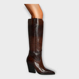 Schuhe mit Krokodilmuster und elegantem Absatz