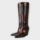 Schuhe mit Krokodilmuster und elegantem Absatz
