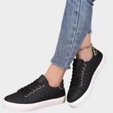 Moderne Sportschuhe mit gepolsterten Details
