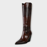Schuhe mit Krokodilmuster und elegantem Absatz