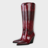 Schuhe mit Krokodilmuster und elegantem Absatz