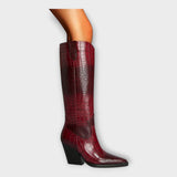 Schuhe mit Krokodilmuster und elegantem Absatz