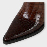 Schuhe mit Krokodilmuster und elegantem Absatz