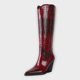 Schuhe mit Krokodilmuster und elegantem Absatz