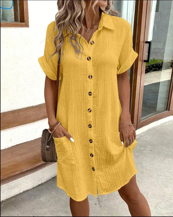 Gelbes Polo-Kleid mit Knopfleiste, Umlegekragen und kurzen Puffärmeln, seitliche Taschen