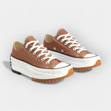 Moderne Sportschuhe mit dicker Sohle