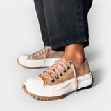 Moderne Sportschuhe mit dicker Sohle