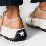 Moderne Sportschuhe mit dicker Sohle