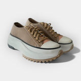 Moderne Sportschuhe mit dicker Sohle