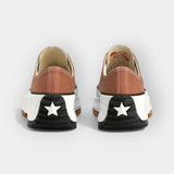 Moderne Sportschuhe mit dicker Sohle