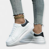 Weiße Leder-Sportschuhe