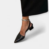 Schuhe mit luxuriösen Details