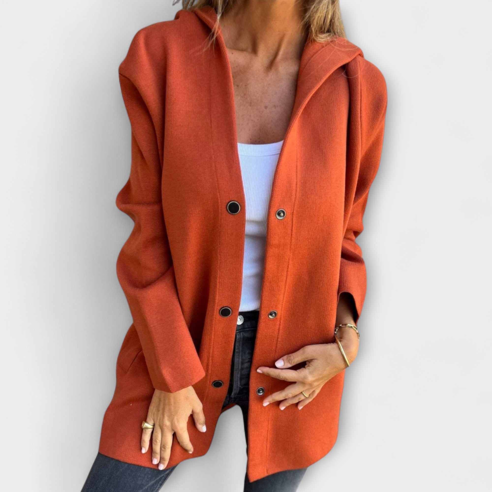 Orange lange Jacke mit Knopfleiste, Reverskragen und Taschen, offen getragen