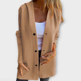 Braune lange Jacke mit Knopfleiste, Reverskragen und Taschen, offen getragen