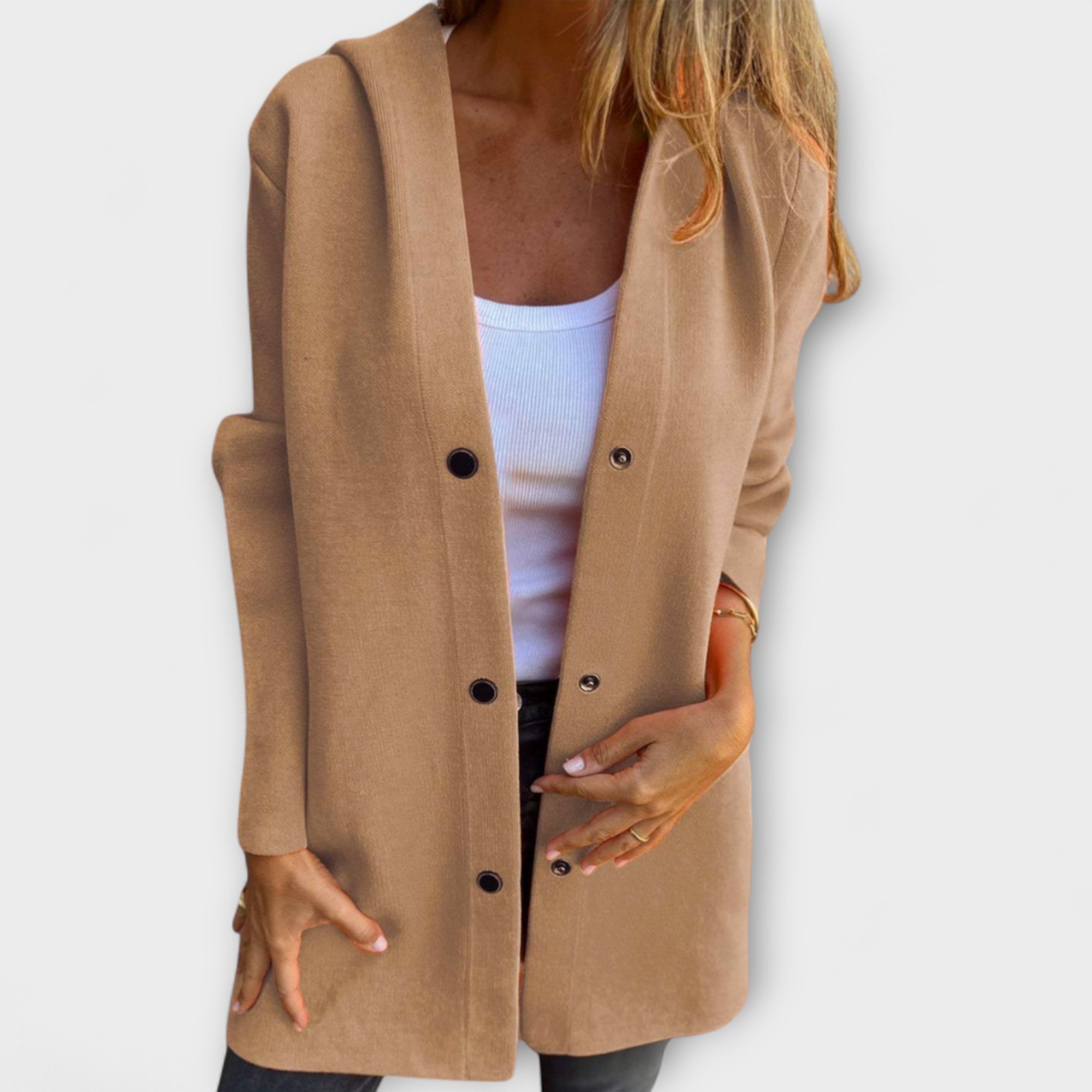 Braune lange Jacke mit Knopfleiste, Reverskragen und Taschen, offen getragen