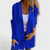 Blaue lange Jacke mit Knopfleiste, Reverskragen und Taschen, offen getragen
