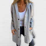 Graue lange Jacke mit Knopfleiste, Reverskragen und Taschen, offen getragen