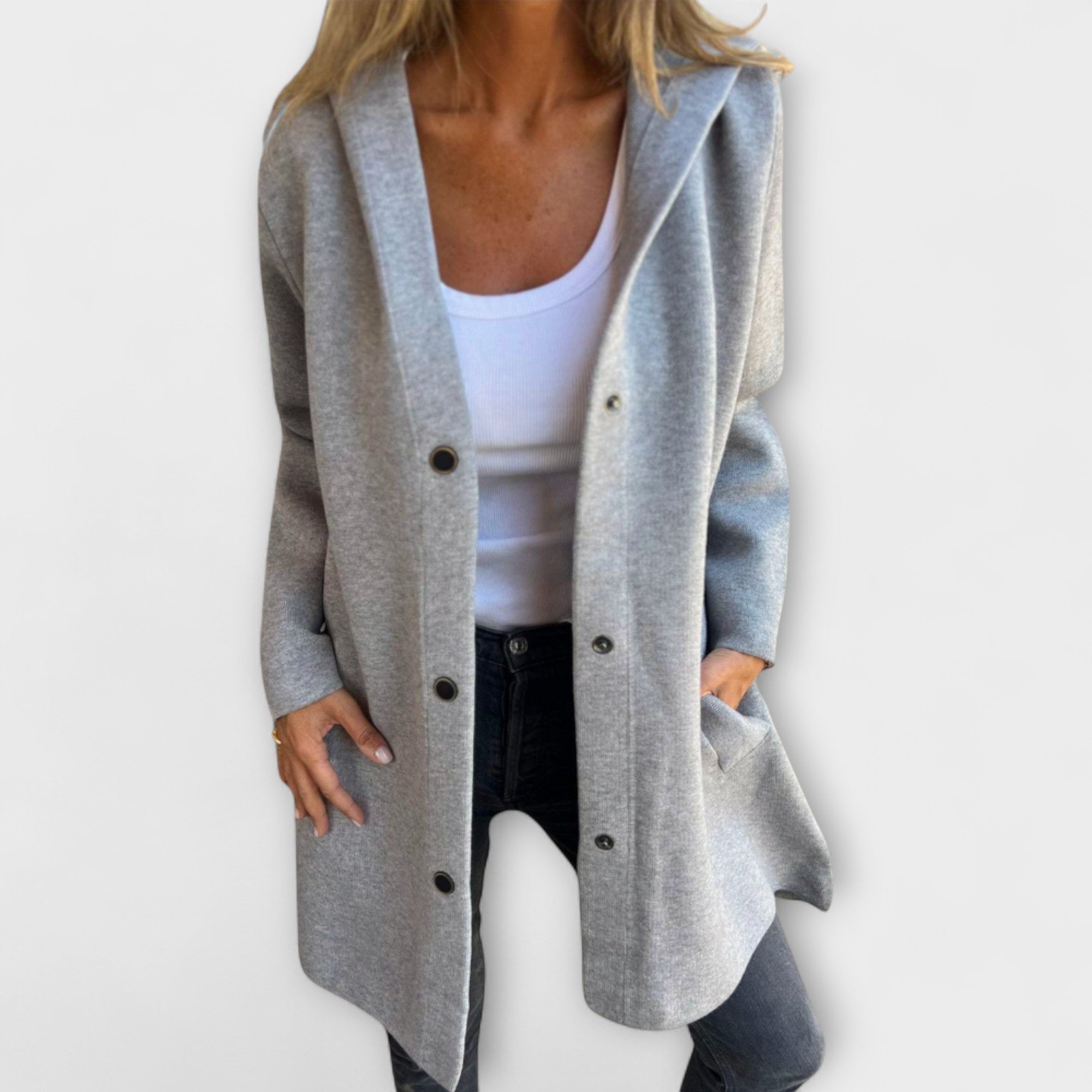 Graue lange Jacke mit Knopfleiste, Reverskragen und Taschen, offen getragen