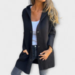 Schwarze lange Jacke mit Knopfleiste, Reverskragen und Taschen, offen getragen