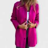 Violette lange Jacke mit Knopfleiste, Reverskragen und Taschen, offen getragen