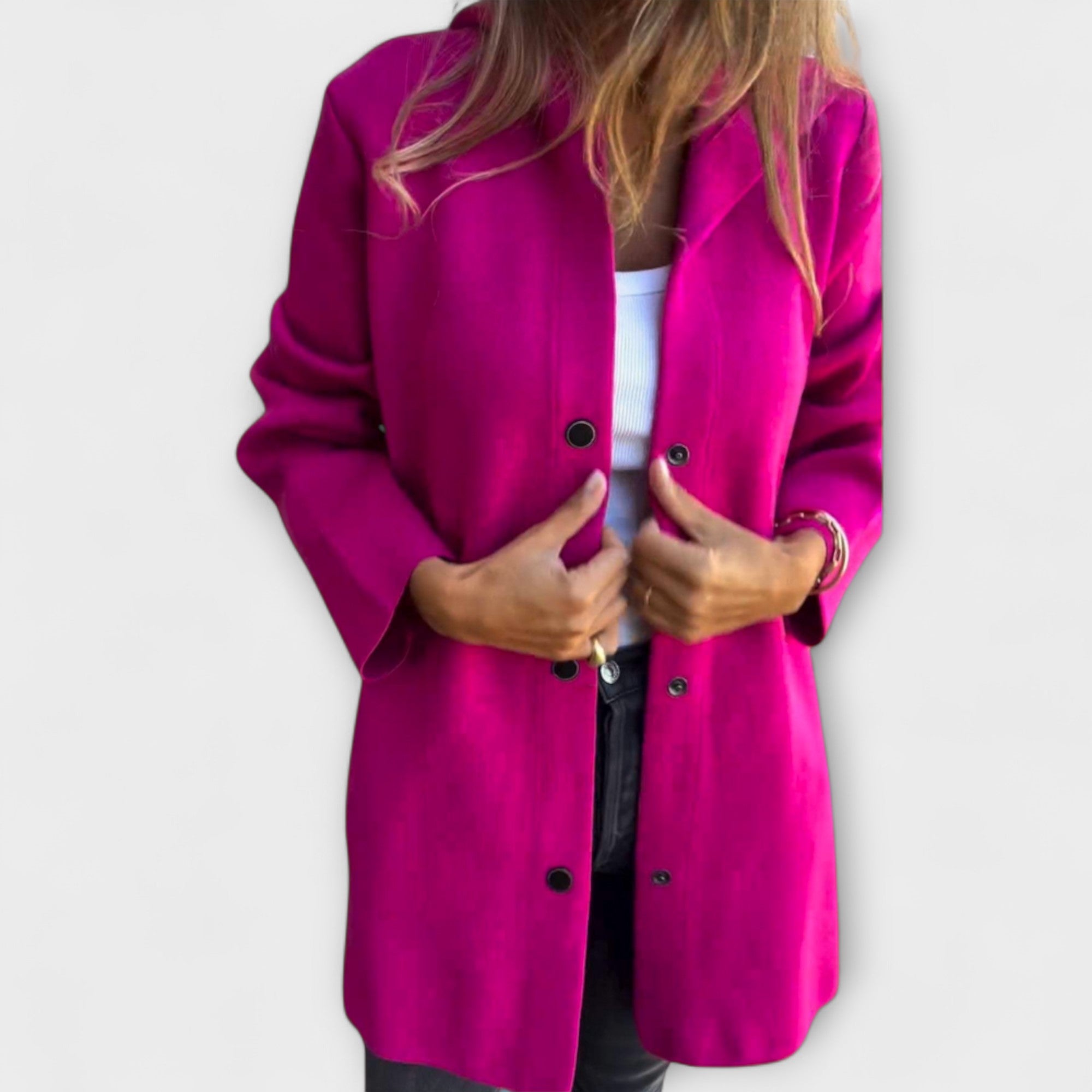 Violette lange Jacke mit Knopfleiste, Reverskragen und Taschen, offen getragen