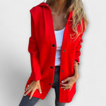 Rote lange Jacke mit Knopfleiste, Reverskragen und Taschen, offen getragen
