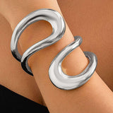 Asymmetrisches Ausschnittarmband