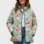 Gesa™ Steppjacke in Salbei mit großen Rosen, durchgehender Reißverschluss vorn