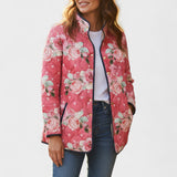 Sieglinde™ Steppjacke mit Rosenmuster in Beere, durchgehender Frontreißverschluss