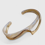 Elegantes Armband aus weißem Opal mit goldener Veredelung